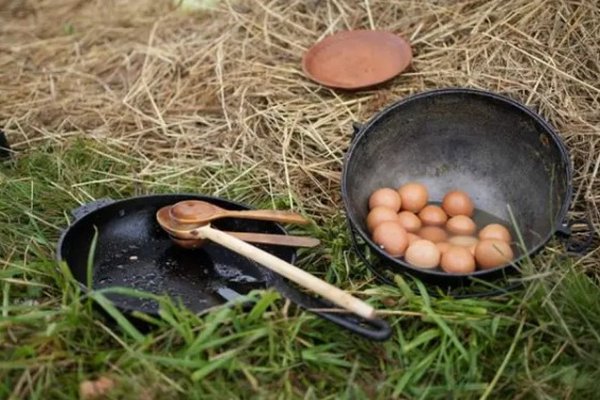 Эксперты развенчали миф о пользе сырых яиц для голоса