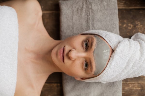 Медово-йогуртная маска-пилинг для увядающей чувствительной кожи