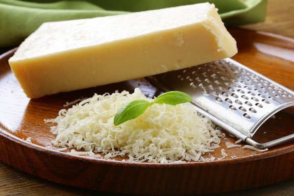 Ученые назвали вид сыра, который защитит здоровье костей