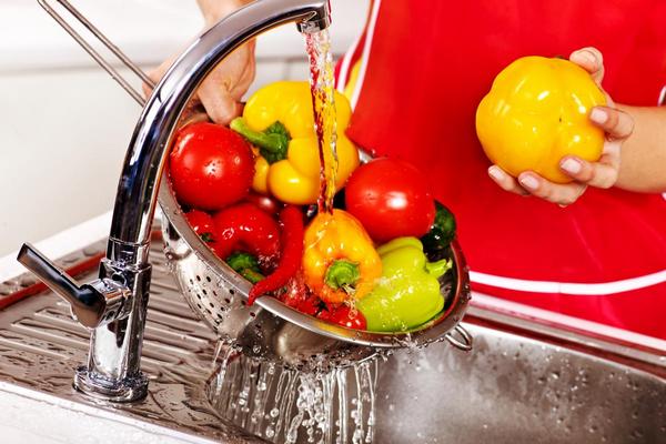 Ученые и диетологи рассказали, какие продукты не рекомендуется мыть перед приготовлением