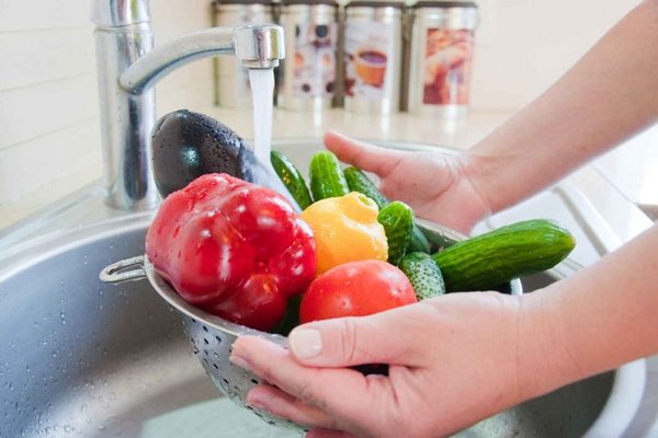 Не все так просто: как правильно мыть овощи и фрукты