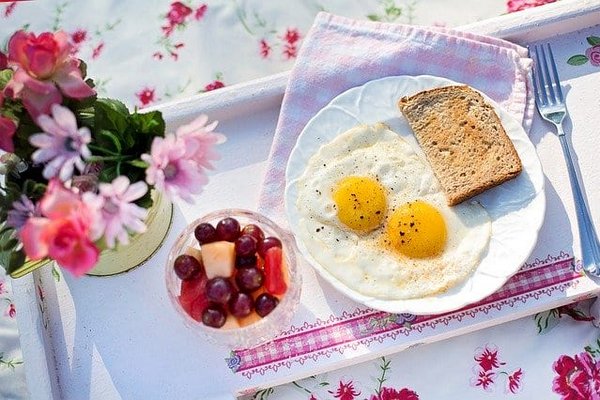 Какие продукты не стоит есть на завтрак, чтобы не болел желудок