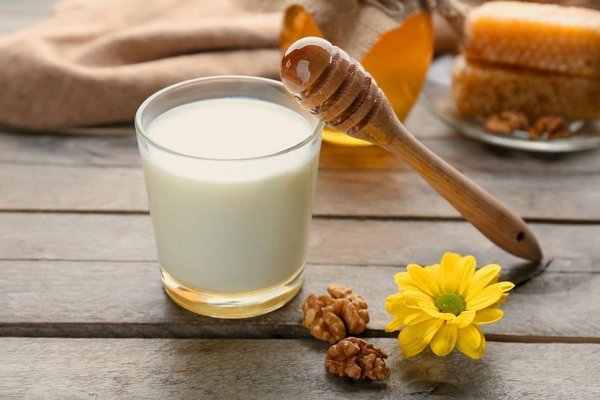 Ягодное молоко с медом или сахарным сиропом