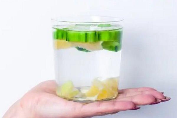 Вода с лимоном не полезна, но почему ее следует пить
