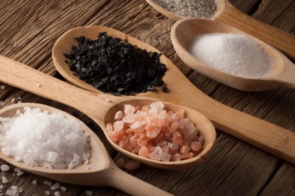 Диетолог объяснила, почему соль — не только 