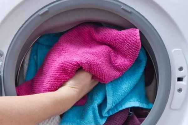 Что добавить в стиральную машинку, чтобы сохранить цвет вещей: три совета