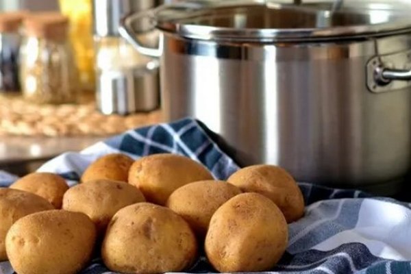 Как быстро почистить много картофеля: интересный лайфхак
