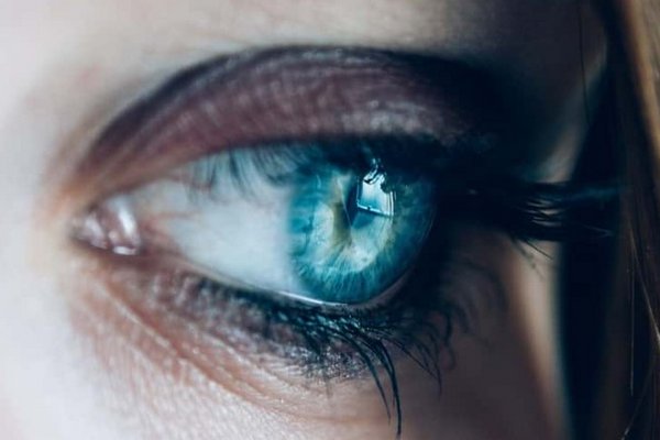 Врачи рассказали о связи между сухостью глаз и щитовидной железой