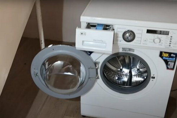 Что нужно сделать, чтобы стиральная машинка не прыгала во время отжима белья