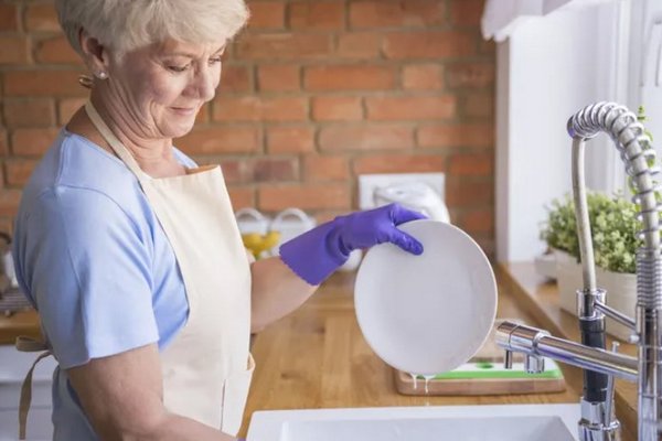 Почему в гостях нельзя мыть посуду: объяснение народной приметы