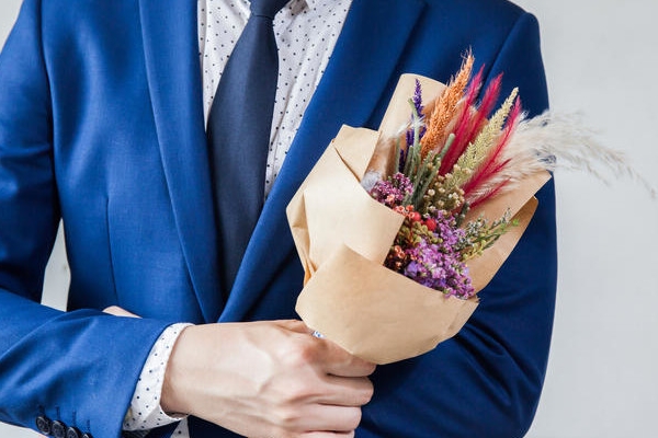 Доставка цветов: какие букеты подойдут мужчинам до Дня рождения