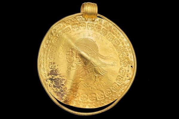 Датские ученые обнаружили самый древний золотой медальон викингов, посвященный Тору