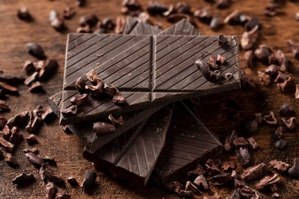 Почему на шоколаде появляется белый налет и можно ли его есть