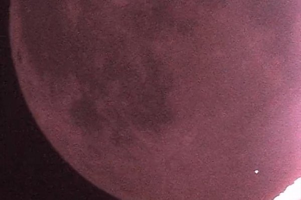 Японский астроном запечатлел падение метеорита на Луну