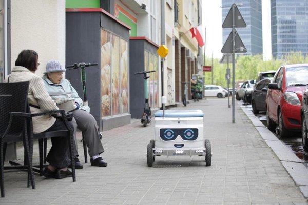 Первый робот-доставщик начал развозить еду по Варшаве