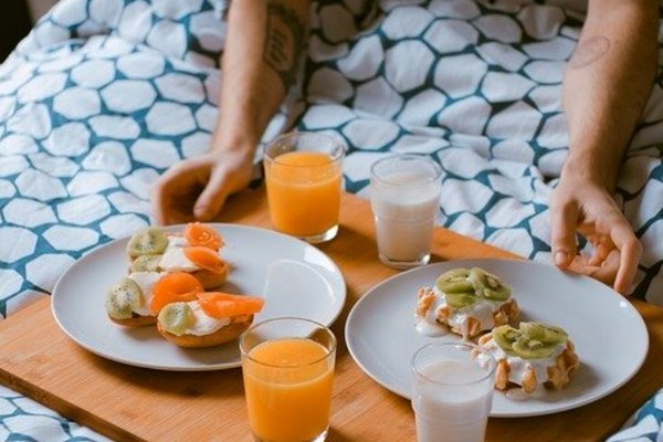 Медики назвали продукты на завтрак, которые сильно вредят желудку и кишечнику