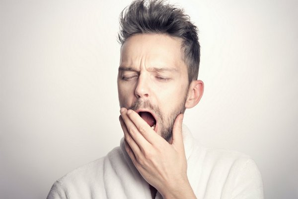 Просто начните зевать: психолог назвал четыре упражнения, которые помогут скорее заснуть