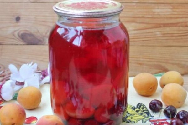 Компот из абрикосов и вишни на зиму: вкуснейший напиток всего из трех ингредиентов