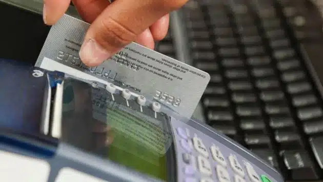 Украинцы будут больше платить за услуги Visa и MasterCard