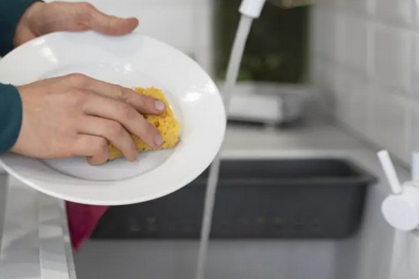 Не хочется мыть посуду: лайфхак для ленивых, который упростит жизнь