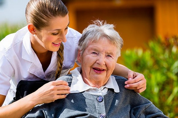 Уход за пожилыми — отличная подработка для девушек и женщин