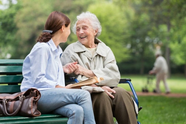 Уход за пожилыми — отличная подработка для девушек и женщин