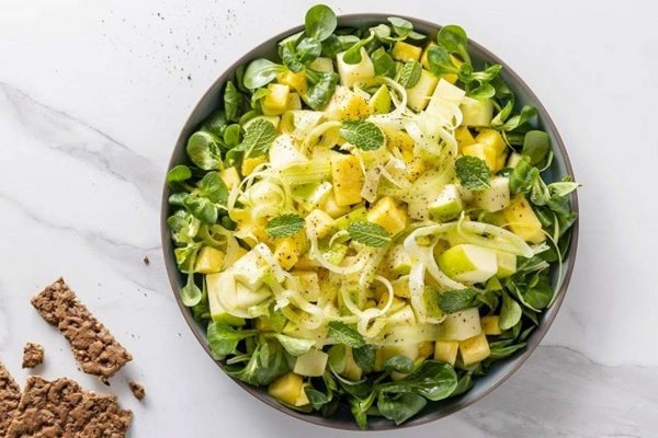 Взрыв свежести и аромата: рецепт салата из яблок, ананаса и мяты
