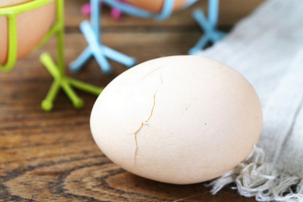 Как правильно варить треснувшие яйца: лайфхак, о котором не все знают