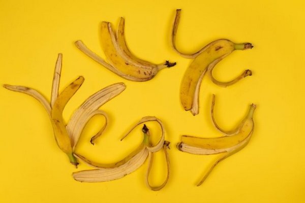 Не выбрасывайте: как банановая кожура помогает бороться против признаков старения