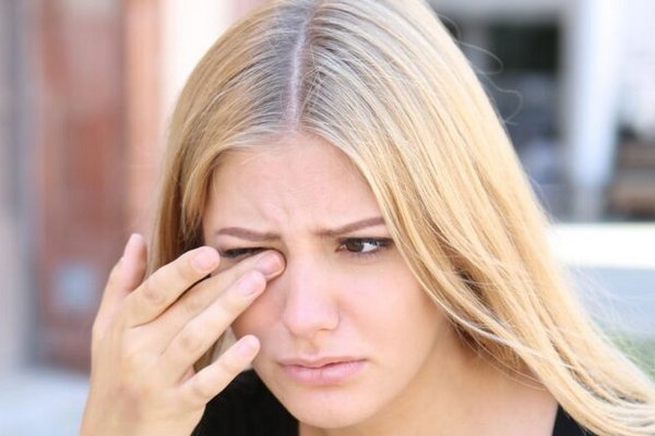 Как безболезненно удалить мошку из глаза