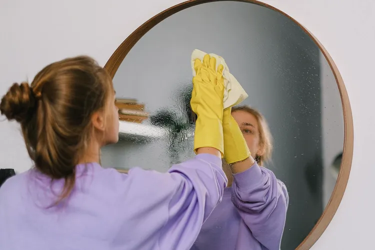 Зеркала в доме будут сиять: три лайфхака, которые помогут легко отмыть поверхность