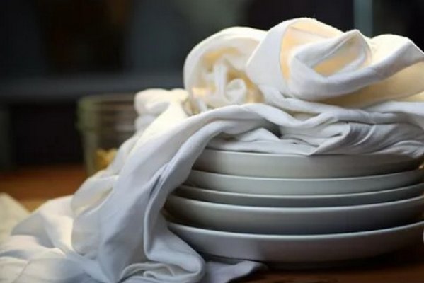 Стоит ли протирать помытую посуду полотенцем: ответ удивит