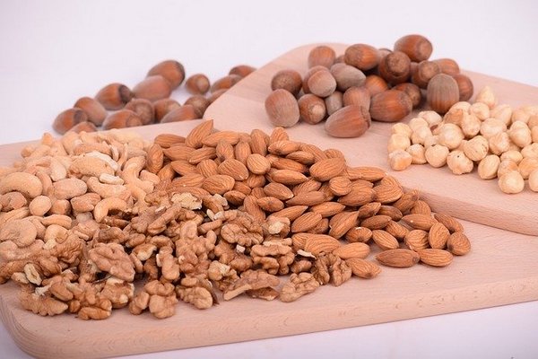 Диетолог рассказала о связи между орехами и увеличением объема талии