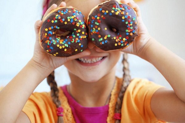 Как приучить ребенка есть меньше сладостей