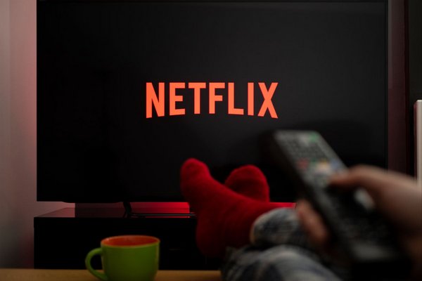 Netflix будет снимать меньше фильмов: что произошло