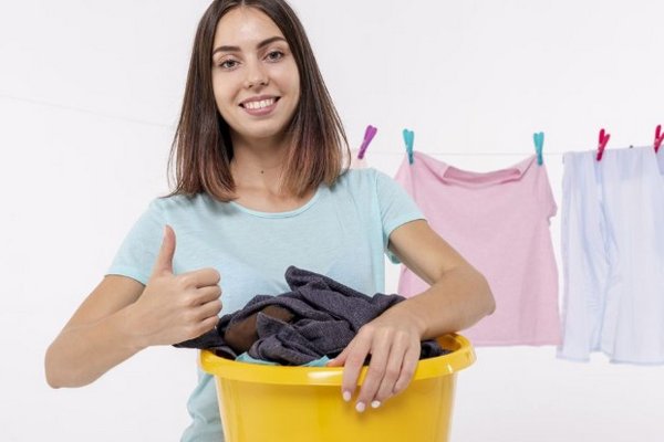 Будет идеально чистой без стирки: как быстро освежить одежду и избавиться от пятен