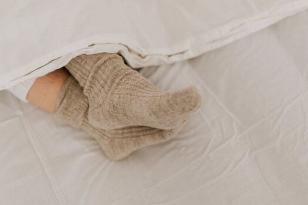 Не повторяйте эту ошибку: почему по ночам ни в коем случае нельзя спать в носках