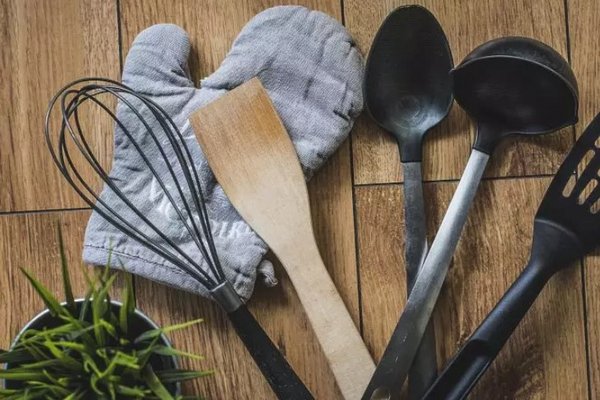 Почему кухонная лопатка с отверстиями: эта незаменимая вещь понадобится каждому