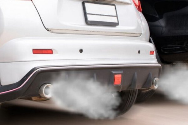 Обратите на это внимание: почему из выхлопной вашей машины трубы идет белый дым и опасно ли это