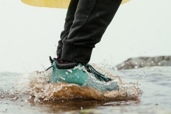 Поможет пылесос: как быстро высушить обувь, если она сильно промокла
