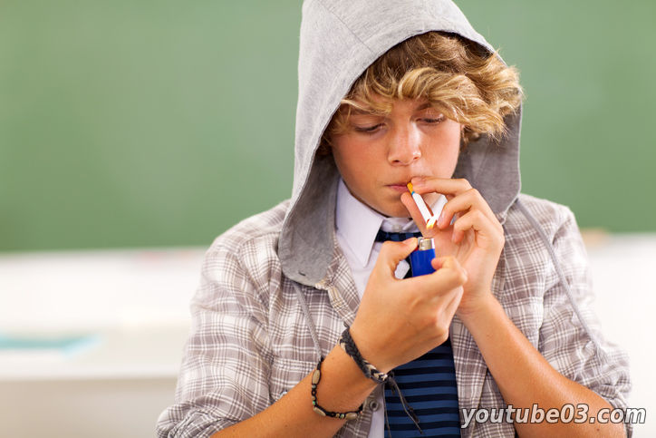​Почему начинают курить подростки