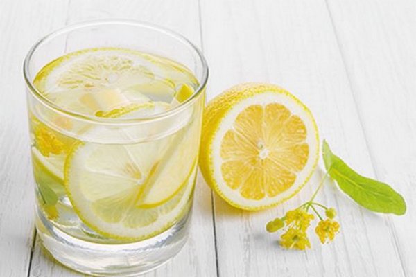 Допоможе зменшити апетит: чому корисно вживати воду з лимоном