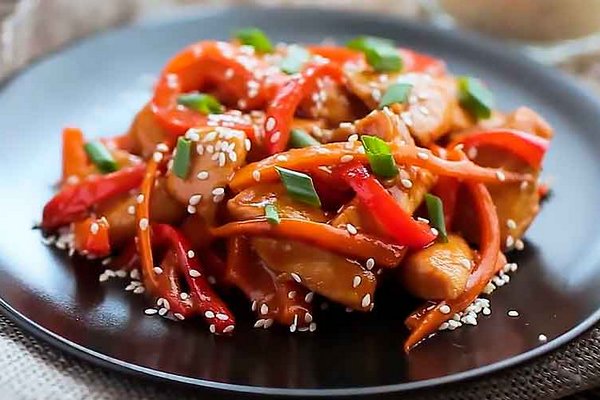 Куриное филе в соусе терияки: как приготовить сытный ужин за 20 минут в азиатском стиле