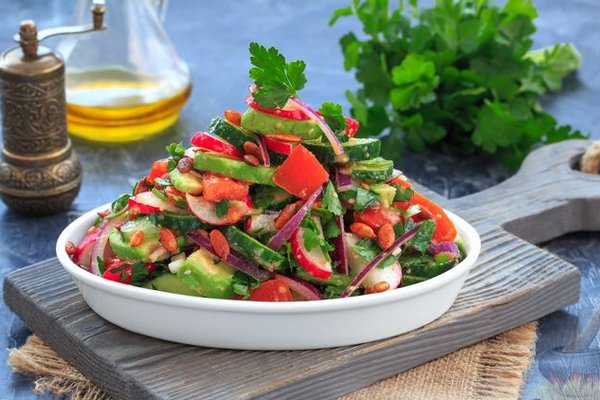 Салат с редисом и авокадо: вкусно и полезно