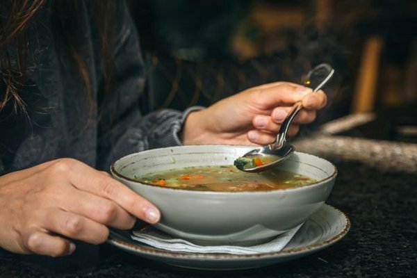 Гастроэнтеролог рассказал, действительно ли нужно есть суп, чтобы быть здоровым