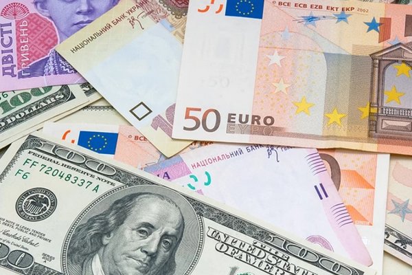 Гривна укрепилась к доллару и евро