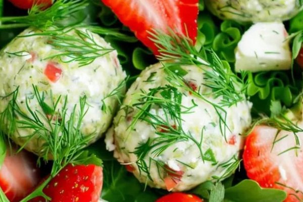 Вы бы никогда не догадались соединить эти продукты вместе: готовим салат с клубникой и творожными шариками