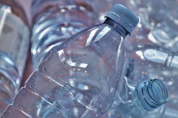 Вода из пластиковых бутылок опасна для здоровья: эксперт назвала главную угрозу