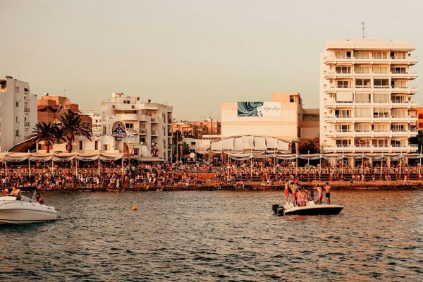Живут в вагончиках. Жители испанских островов протестуют против туризма