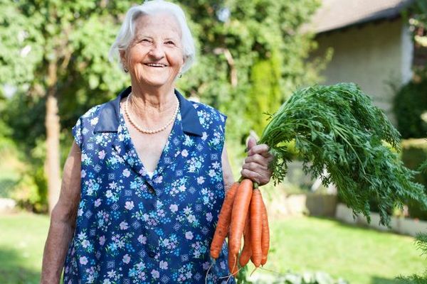 Долгожители поделились секретами питания, которые помогли им дожить до 100 лет